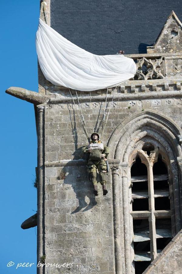Gite De La Place De L'Eglise Sainte-Mere-Eglise Luaran gambar