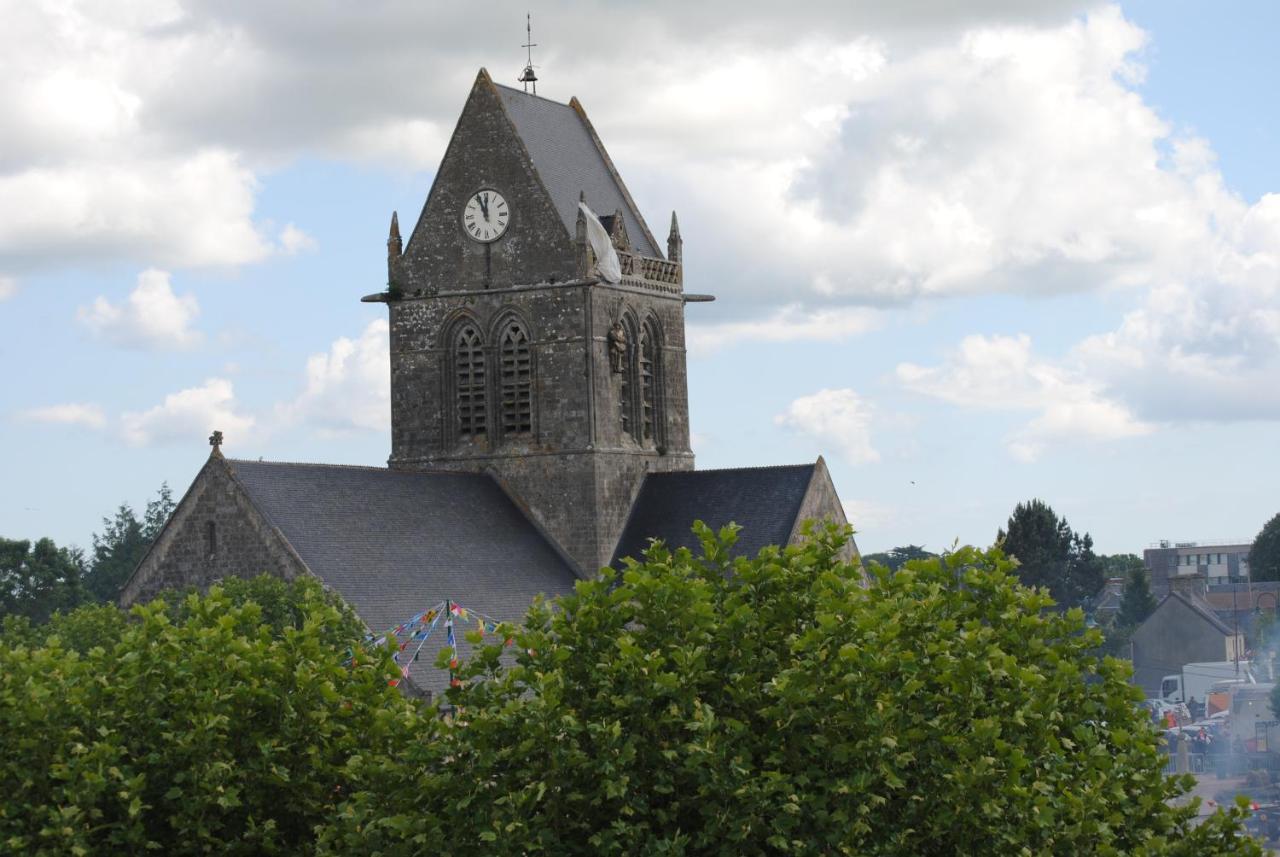 Gite De La Place De L'Eglise Sainte-Mere-Eglise Luaran gambar
