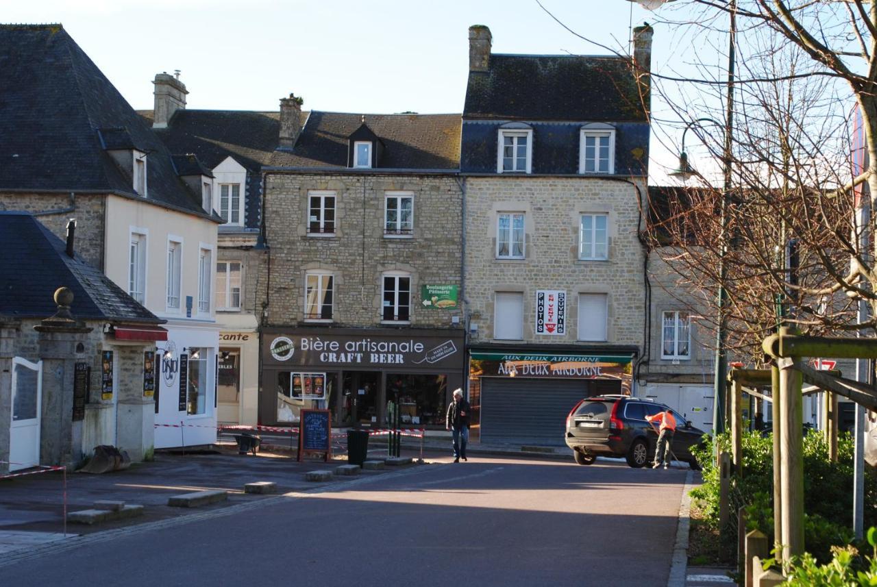 Gite De La Place De L'Eglise Sainte-Mere-Eglise Luaran gambar