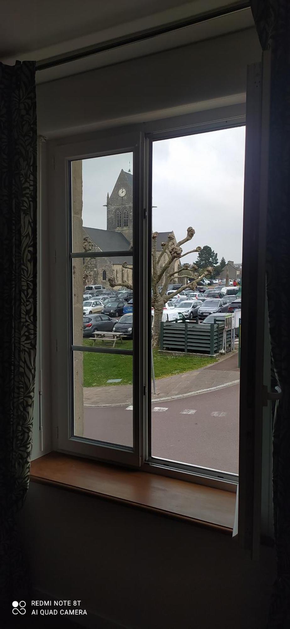Gite De La Place De L'Eglise Sainte-Mere-Eglise Luaran gambar